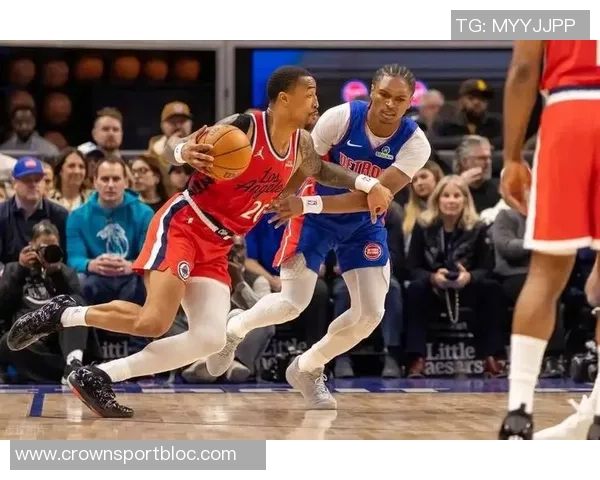 小吧观赛快船对阵鹈鹕主场赠送保罗快船10时期球衣给每位球迷