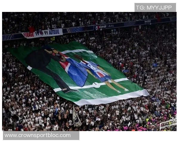 巴黎圣日耳曼主场TIFO致敬十年前巴黎恐袭遇难者的深情纪念