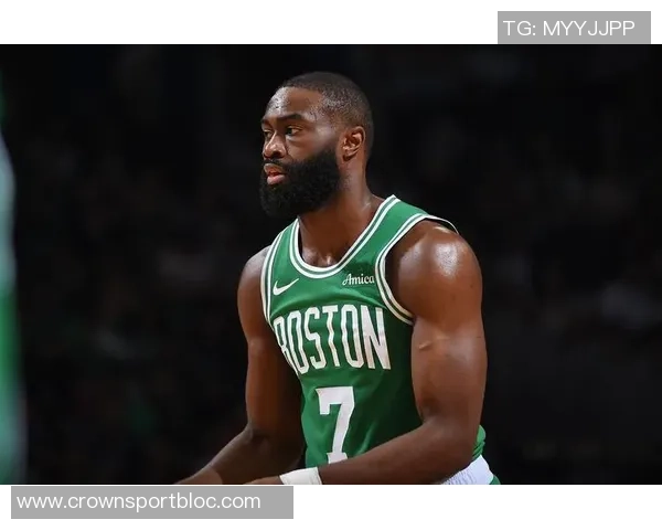 杰伦布朗表现平平18投9中贡献26分8篮板4助攻2抢断罚球命中率尚可